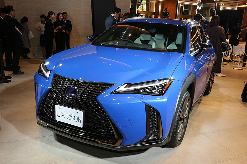 新型コンパクトクロスオーバー「UX」