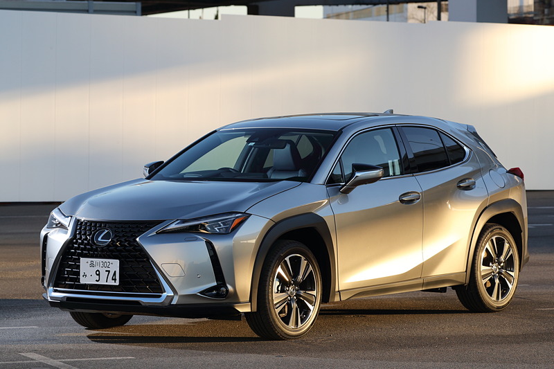 自然吸気ガソリンモデルのUX200“version L”（ソニックチタニウム）。ボディサイズは4495×1840×1540mm（全長×全幅×全高）、ホイールベースは2640mmで全車同一。車両重量は1500kg