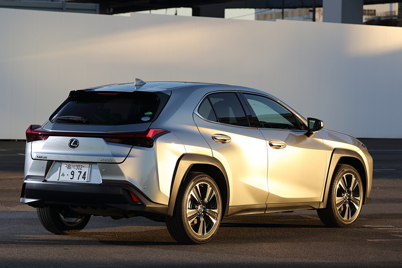 自然吸気ガソリンモデルのUX200“version L”（ソニックチタニウム）。ボディサイズは4495×1840×1540mm（全長×全幅×全高）、ホイールベースは2640mmで全車同一。車両重量は1500kg