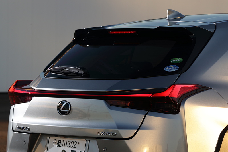 柔らかな面構成とシャープなラインが同居する「二律双生」の外観デザイン。横一列に光るテールランプのコンセプトは「空気を切り裂く発光体」