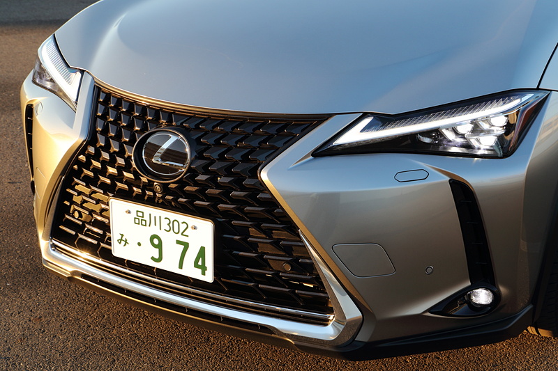 ヘッドライトにはレクサスのLをモチーフとしたデイライト機能付クリアランスランプを備え、“version L”は3眼フルLEDヘッドライト（ロー・ハイビーム）を標準装備