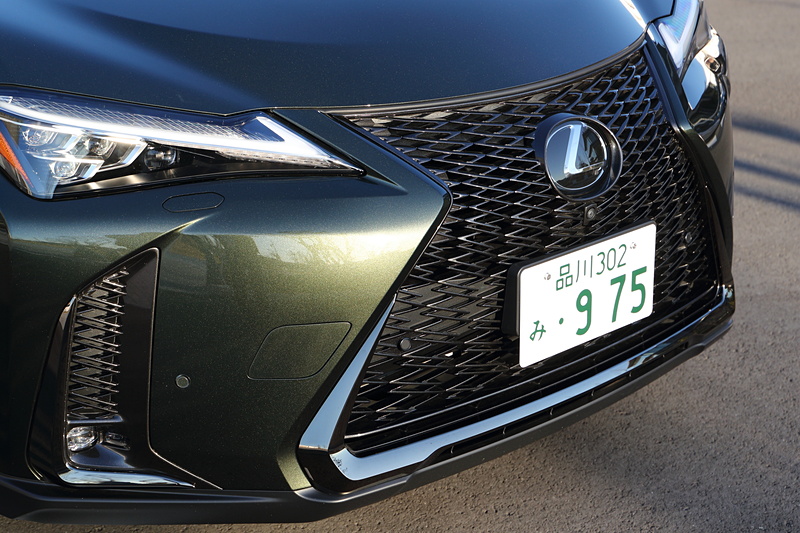 レクサス車のアイデンティティであるスピンドルグリルは、見る角度によって多彩に表情を変え、生命感を演出する「ブロックメッシュパターン」（左）を標準設定するほか、“F SPORT”では「LS」から導入を開始したL字ピースのメッシュパターンを採用する