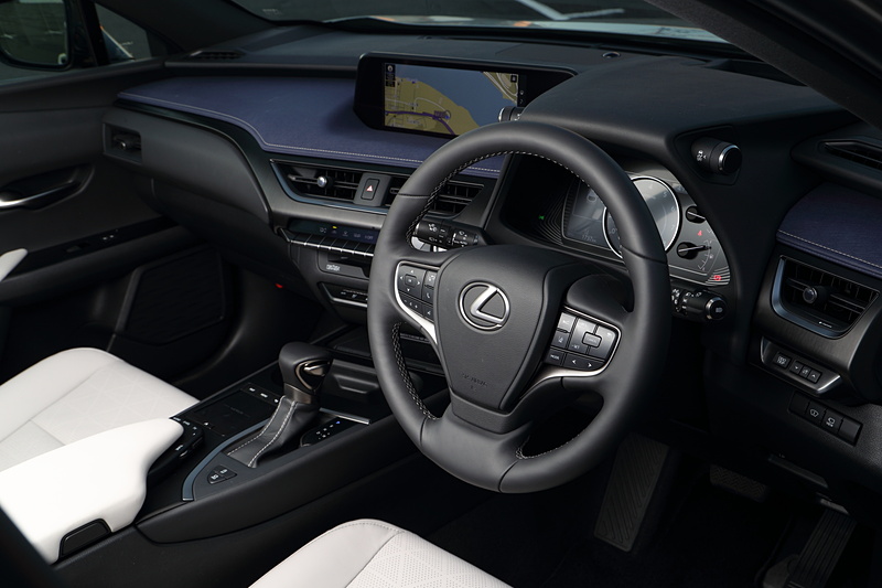 UX200“version L”のインテリア。メーターパネルは7インチのTFT液晶式で、インパネ中央に10.3インチワイドディスプレイをレイアウト