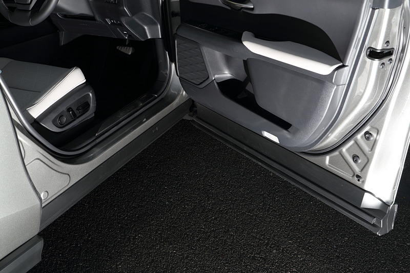 ロッカーパネルをドア下側に設定。ドアを開けた時に地面に足を下ろしやすくなるほか、雨水や泥によってスカートなどが汚れる心配も減る