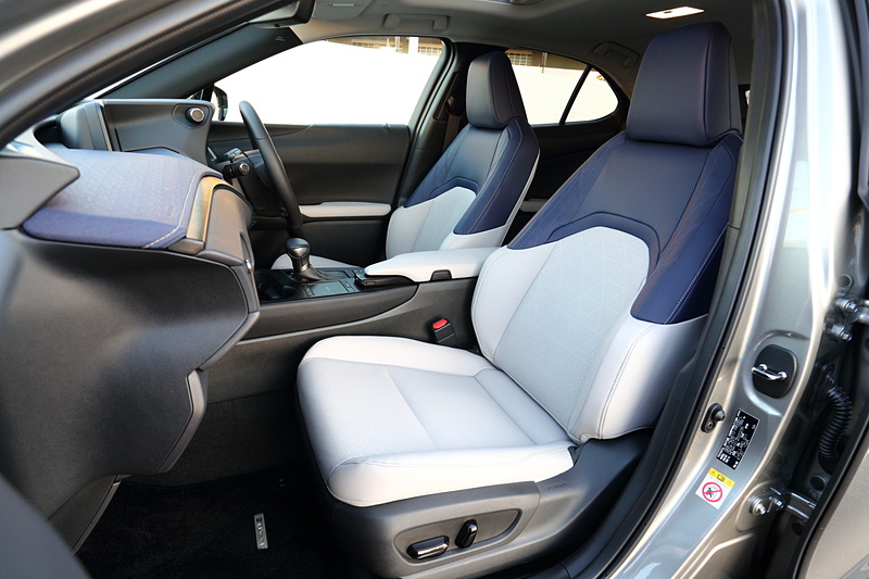 フロントシートはシートバック下側の張り出しで腰まわりをしっかりとサポート。上側は運転中の操作性を考慮したショルダー形状としている