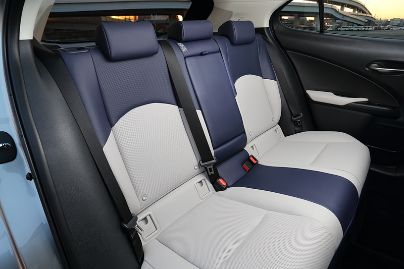 リアシートは6：4分割可倒式。シートバック中央はカップホルダー付きのセンターアームレストになっている