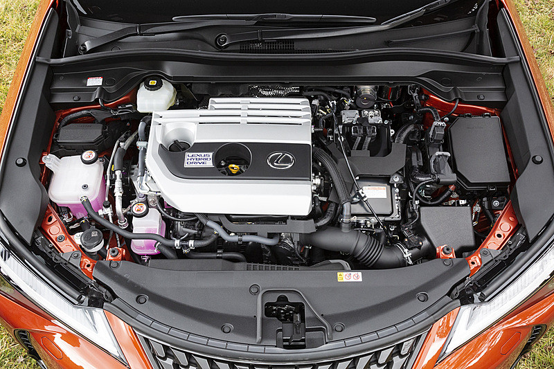 ハイブリッドモデルのUX250hが搭載する直列4気筒 2.0リッター直噴「M20A-FXS」型エンジンは最高出力107kW（146PS）/6000rpm、最大トルク188Nm（19.2kgfm）/4400rpmを発生。電気式無段変速機やモーターと組み合わせ、JC08モード燃費は2WD車が27.0km/L、4WD車が25.2km/Lとなる