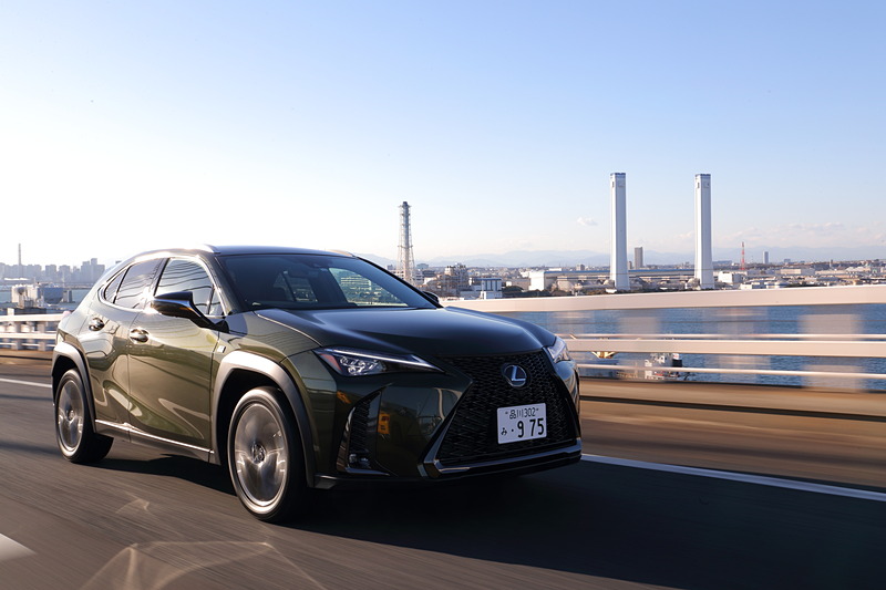 以前まではトヨタ車やレクサス車に紡錘形の「エアロスタビライジングフィン」が積極的に用いられていたが、UXでは「空力走安の性能を合わせ持つパーツ」として、ホイールアーチの「エアロスタビライジングアーチモール」、リアコンビネーショオンランプ両サイドの「エアロスタビライジングブレードライト」に発展。デザイン性と機能性を両立させている