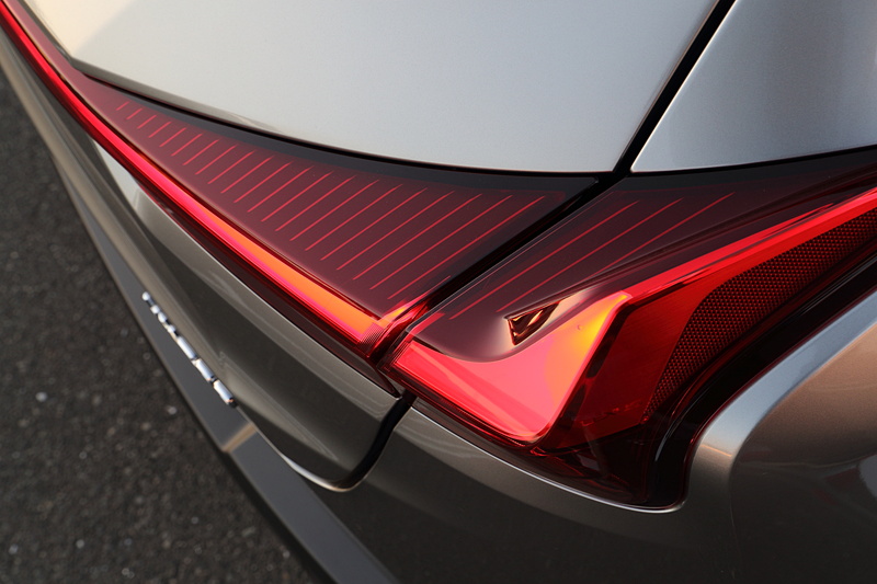 以前まではトヨタ車やレクサス車に紡錘形の「エアロスタビライジングフィン」が積極的に用いられていたが、UXでは「空力走安の性能を合わせ持つパーツ」として、ホイールアーチの「エアロスタビライジングアーチモール」、リアコンビネーショオンランプ両サイドの「エアロスタビライジングブレードライト」に発展。デザイン性と機能性を両立させている