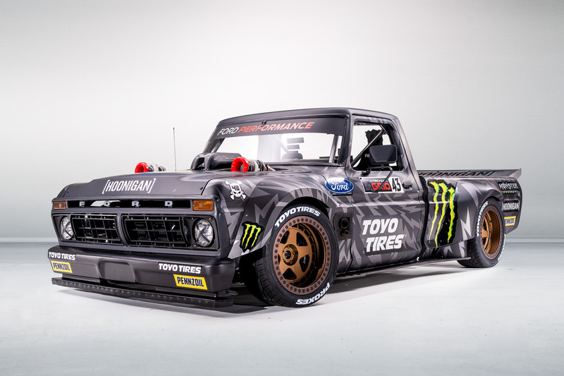 「東京オートサロン 2019」のトーヨータイヤブースに展示されるモンスターピックアップトラック「F-150 Hoonitruck」（1977年型）