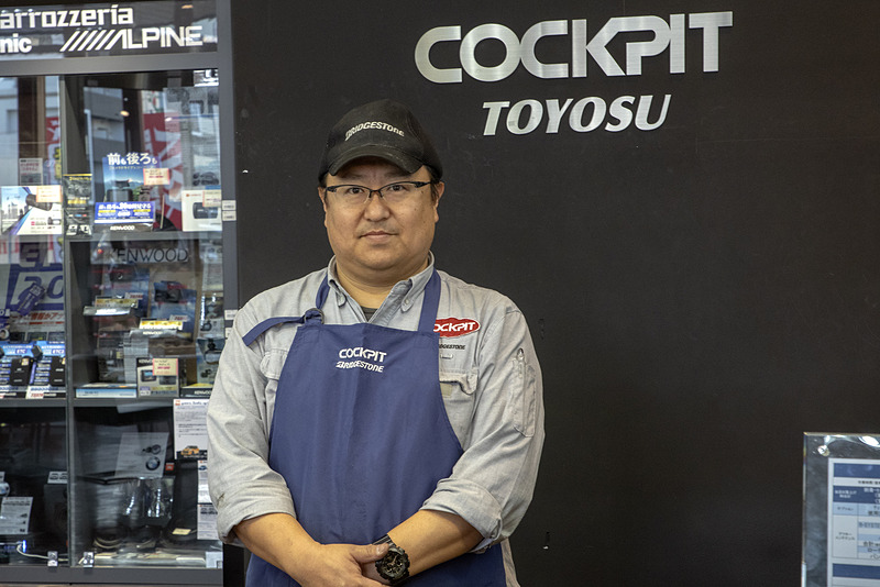 対応してくれたのは店長の鷲頭潤一さん。スカイライン GT-R（BNR32型）に乗るクルマ好きな方だ