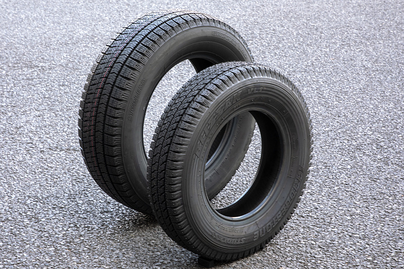 サイズは145 R12と細い。奥に並べた「ブリザック VRX2」は195/65 R15だが、こんなに違う