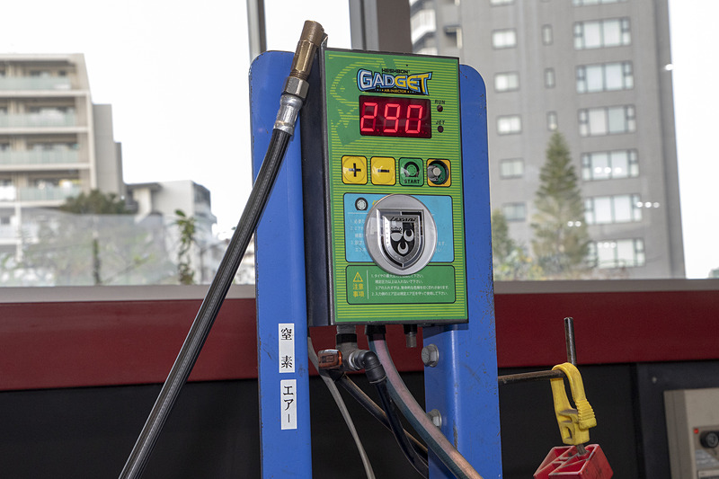 窒素ガスを入れてもらった。酸素も混じる空気と比べ、窒素だけの方が抜けにくいという特性がある