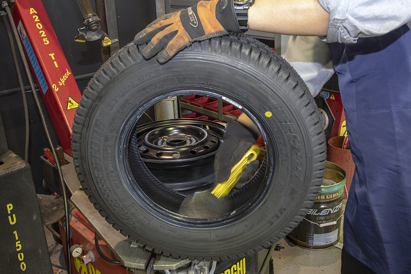 タイヤを組む時はビードの部分にビードワックスを塗るが、コクピット豊洲店ではビードの表だけでなく裏、そしてホイールにも塗る。こうした方が組み付ける時にタイヤにかかるストレスがより少なく済む