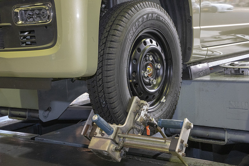 コクピットとタイヤ館では「センターフィット」という装着法を取り入れている。これはホイールを車両に取り付ける時にセンターを確実に出すためのもの。軽くナットを締めた状態で微振動をタイヤに与えながらナットを締めていくと、ハブボルトとホイールの穴のセンターがきっちり出せる。ホイールによってはハブボルトが通る穴がハブボルト径に対して少し大きめなものもあり、そんな時にはとくに有効となる