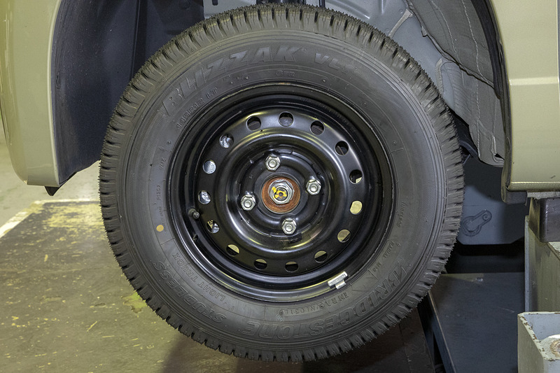 ホンダ純正ホイールはナット穴の台座が球面でナット側も球面だ。ホイールを別に用意する場合はナットの選択に要注意。ホイール側の台座とナットの形状が合わないといくら締めてもトルクがしっかり掛からないので外れる恐れもある。ホンダ純正ホイールを使うならナットも純正。社外ホイールなら確認の上、ホイールに合うテーパーナットなどを別途用意しよう