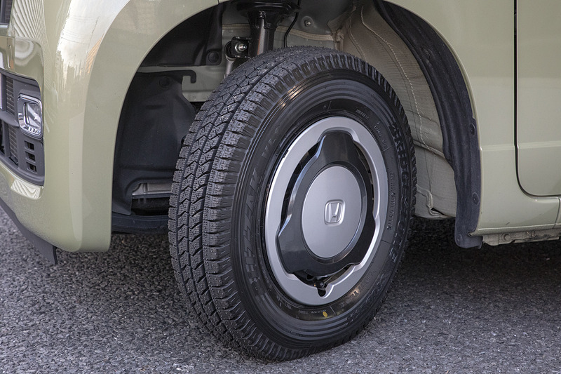 まだ都内でしか乗っていないが、タイヤ自体は標準装着の「エコピア」よりしっかりしている印象で、乗りにくさは一切ない。ブロックパターンでエアポンピング音が出にくいのか、音も意外と静か。関東近県に積雪があったら試走に行きたい