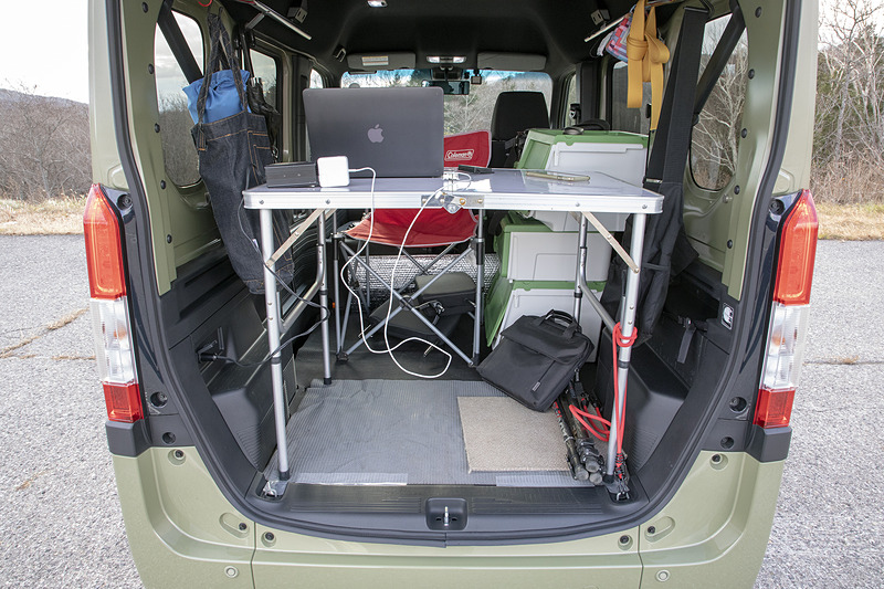 次回はN-VANならではの使い方や装備の話もしたいと思う。これは後席を格納してアウトドア用テーブルとイスを置いた「移動オフィス」（？）形態。即上げの原稿や渋滞回避のついでに写真整理とか、すでにかなり使っている。けっこう快適に作業できて、なぜか集中もできる