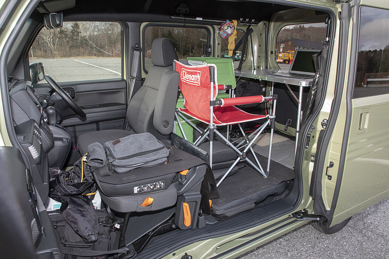 次回はN-VANならではの使い方や装備の話もしたいと思う。これは後席を格納してアウトドア用テーブルとイスを置いた「移動オフィス」（？）形態。即上げの原稿や渋滞回避のついでに写真整理とか、すでにかなり使っている。けっこう快適に作業できて、なぜか集中もできる