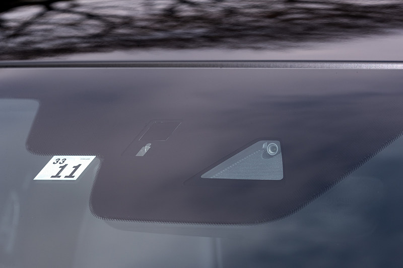 フロントウィンドウ上部に設置したカメラにより、先行車や歩行者を検知して衝突回避を行なうアドバンストSCBS。新たに夜間歩行者検知機能が追加された