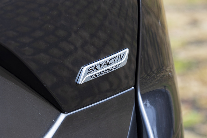 テールゲートにSKYACTIV技術採用車であることを示すバッヂが付く