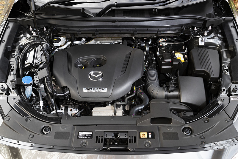 ヘッドカバー形状や吸気系の取り回しはSKYACTIV-D 2.2と同様に見える