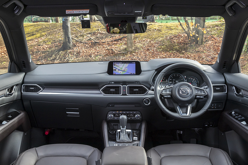 インテリアはExclusive Mode専用となるナッパレザー×ディープレッドのコンビネーション