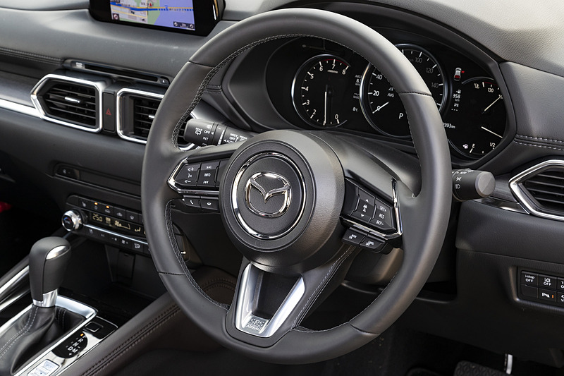 ホーンボタンにメッキリングが付くなどステアリングも専用タイプ