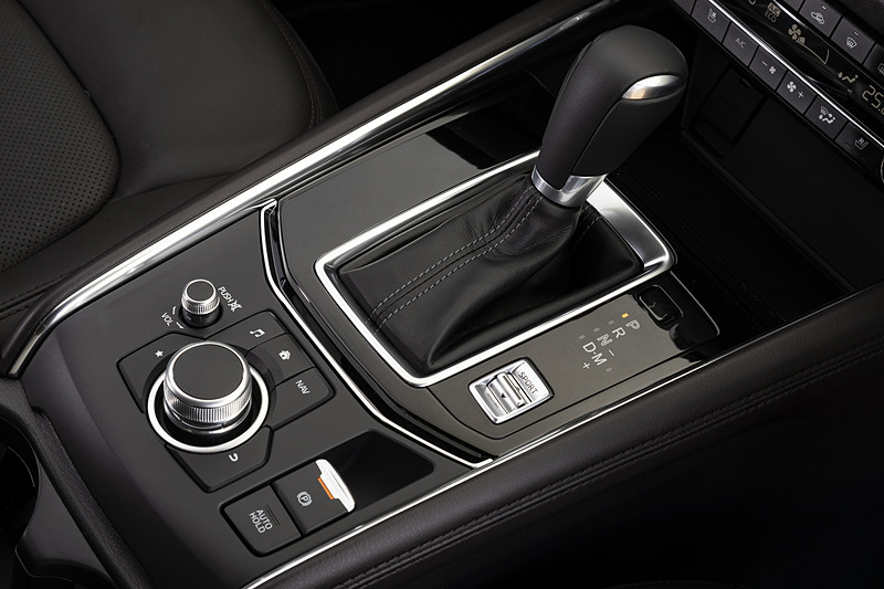 本革巻きシフトノブは全車標準