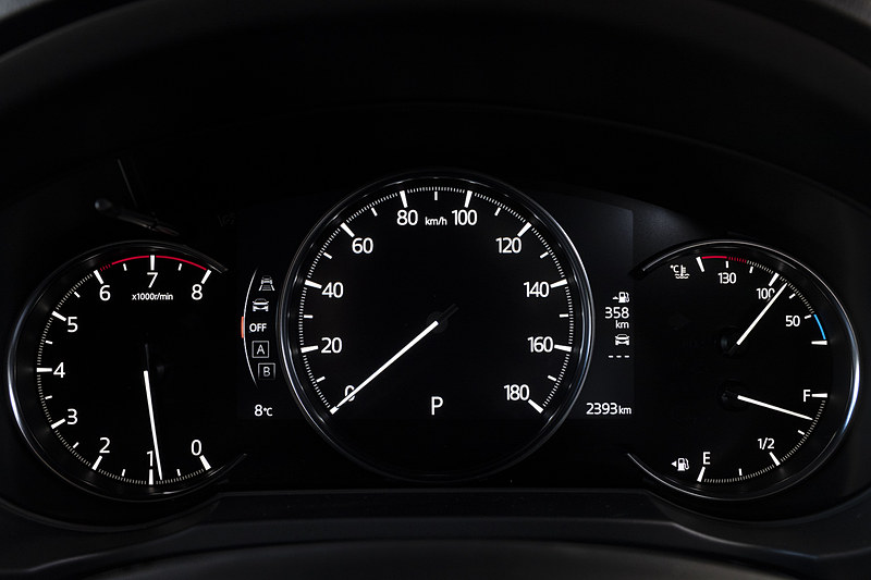 Exclusive Modeは中央部を7インチ液晶としたマルチスピードメーターを装備。中央部がマルチインフォメーションディスプレイとなる