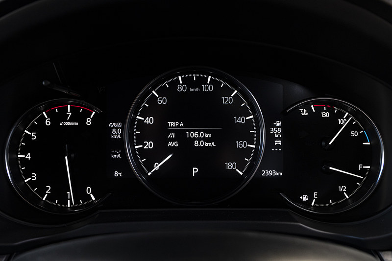 Exclusive Modeは中央部を7インチ液晶としたマルチスピードメーターを装備。中央部がマルチインフォメーションディスプレイとなる