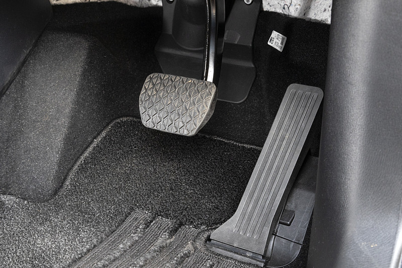 ペダルまわり。アクセルはもちろんオルガンタイプ