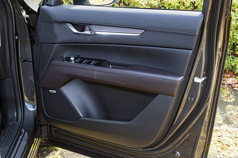 Exclusive Modeはドアトリムにも本杢やクロームメッキ加飾を採用