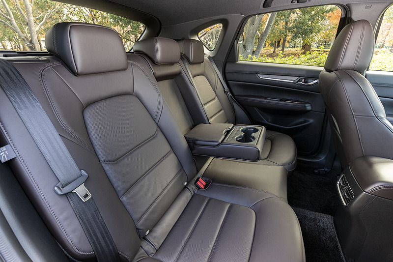 中央にアームレストを内蔵