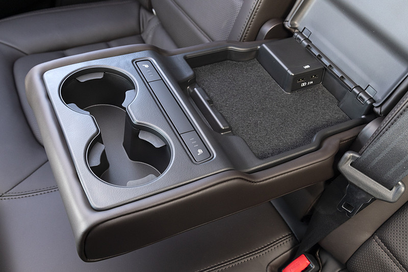 カップホルダーや小物入れを装備