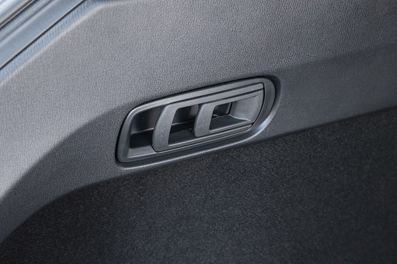 ラゲッジ側からリアシートを前倒しするためのハンドルを装備