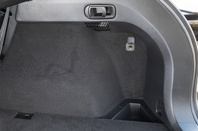ラゲッジ壁面も起毛仕上げとすることでキズ防止と共に静粛性もアップ。DC12Vソケットや収納スペースも用意