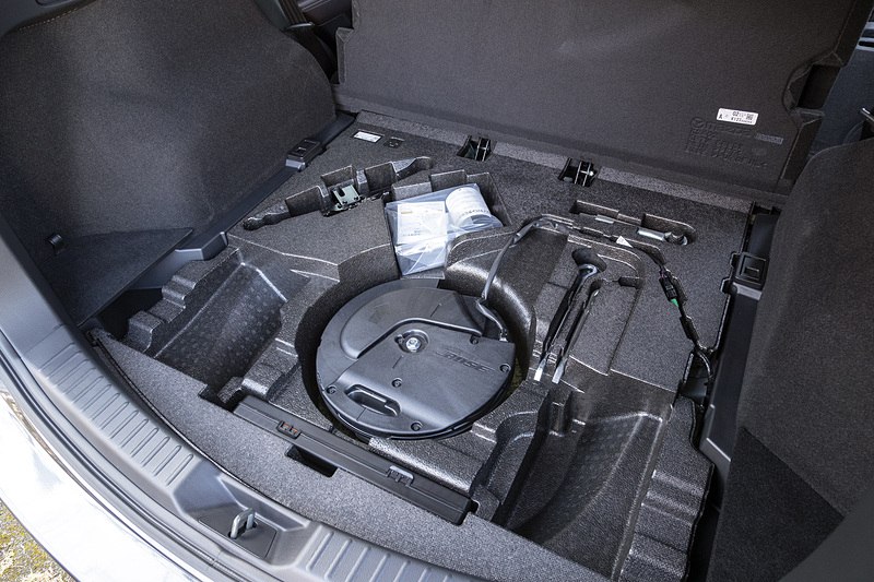 ラゲッジフロア下にはツール類など。Boseサウンドシステム装着車はサブウーファーが収まる