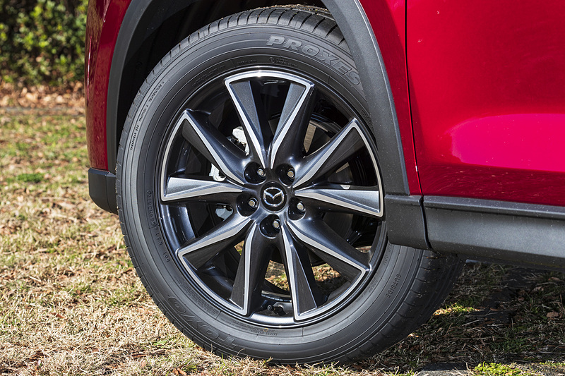 タイヤサイズは225/55 R19。ガンメタリック塗装が施されたアルミホイールが標準