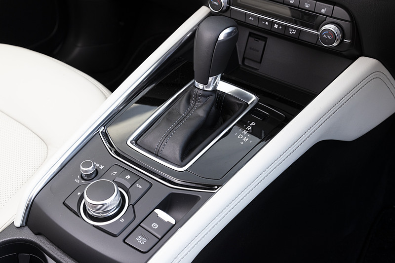 シフトまわり。ガソリンエンジン車とほぼ同じだがモード切り替えスイッチは付かない