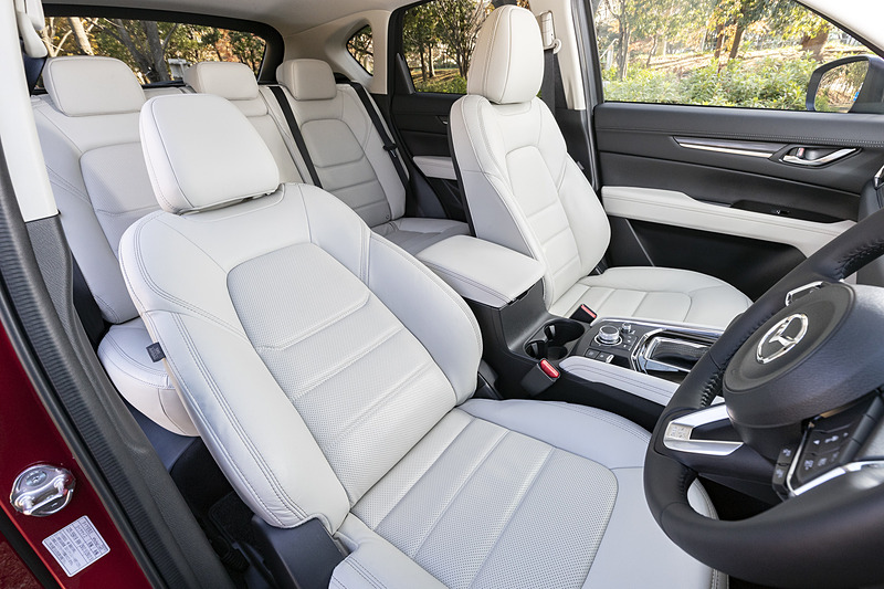 レザーシートが標準。撮影車両のインテリアカラーはピュアホワイトだがブラックも選択可能