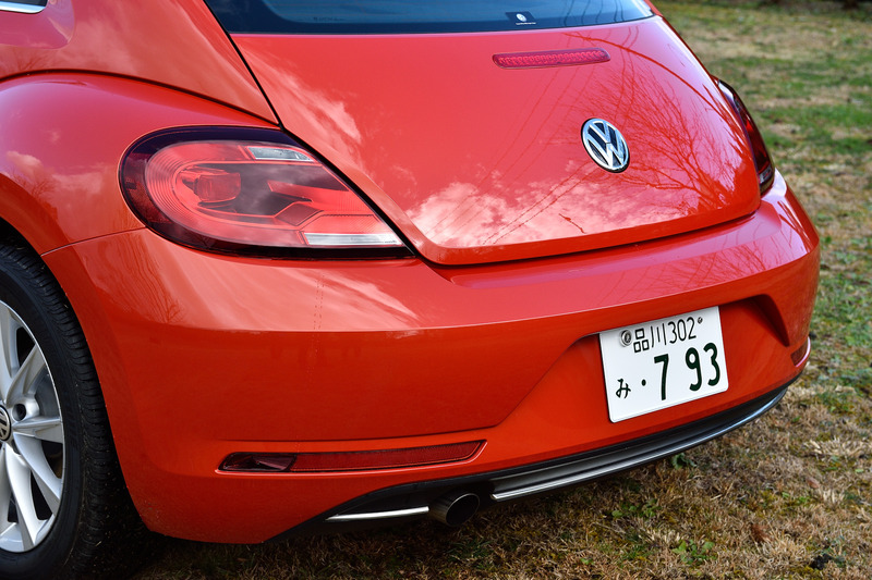 Design マイスターのエクステリアでは、ベースになる「ザ・ビートル Design」からバイキセノンヘッドライト（ハイトコントロール機能付）、マイスター専用10スポークアルミホイール（タイヤはブリヂストン「TURANZA ER300」）を専用装備