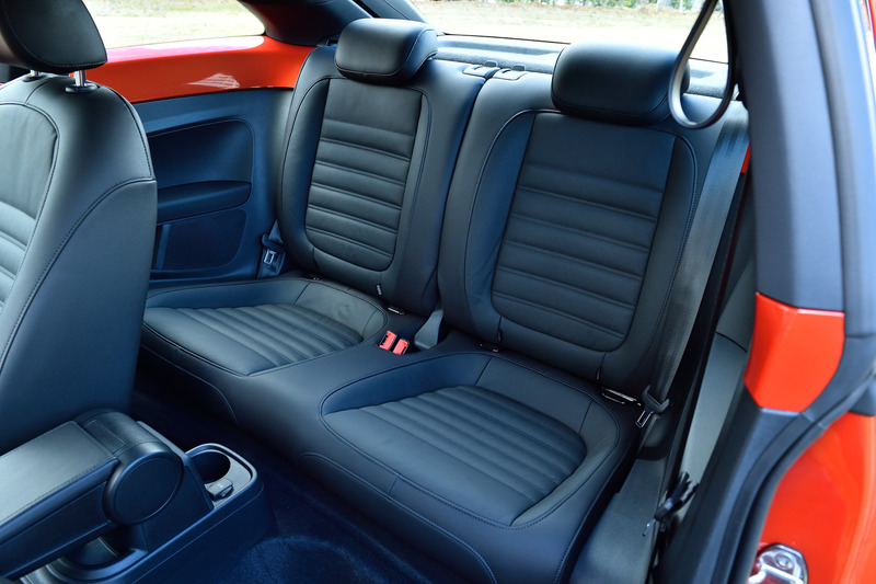 インテリアではフォルクスワーゲン純正ナビゲーションシステム「716SDCW」、パドルシフト、レザーマルチファンクションステアリングホイールといった専用装備が与えられる