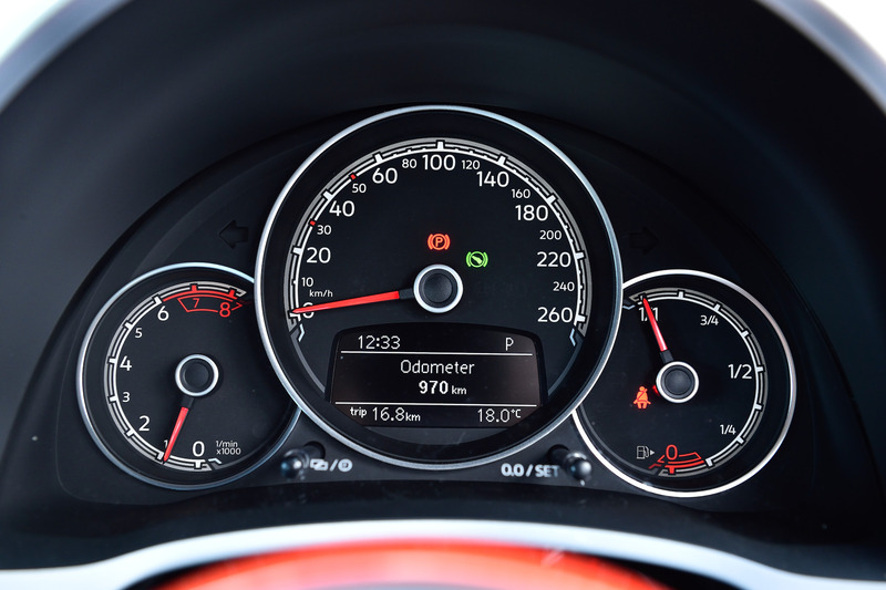 インテリアではフォルクスワーゲン純正ナビゲーションシステム「716SDCW」、パドルシフト、レザーマルチファンクションステアリングホイールといった専用装備が与えられる