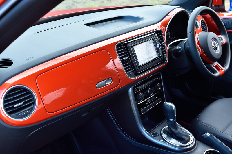 インテリアではフォルクスワーゲン純正ナビゲーションシステム「716SDCW」、パドルシフト、レザーマルチファンクションステアリングホイールといった専用装備が与えられる