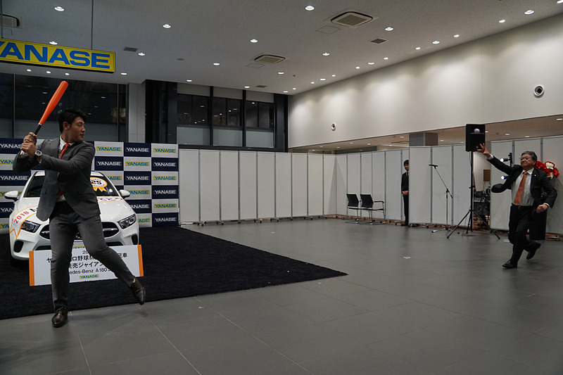 イベントの締めくくりに行なわれたヤナセ伝統のムチャブリ始球式。最初の2球は見送り