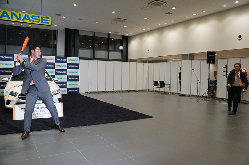 イベントの締めくくりに行なわれたヤナセ伝統のムチャブリ始球式。最初の2球は見送り