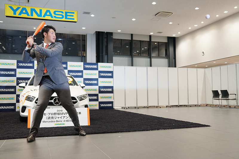 最後の投球を豪快なスイングを披露して見事ホームランで打ち返した