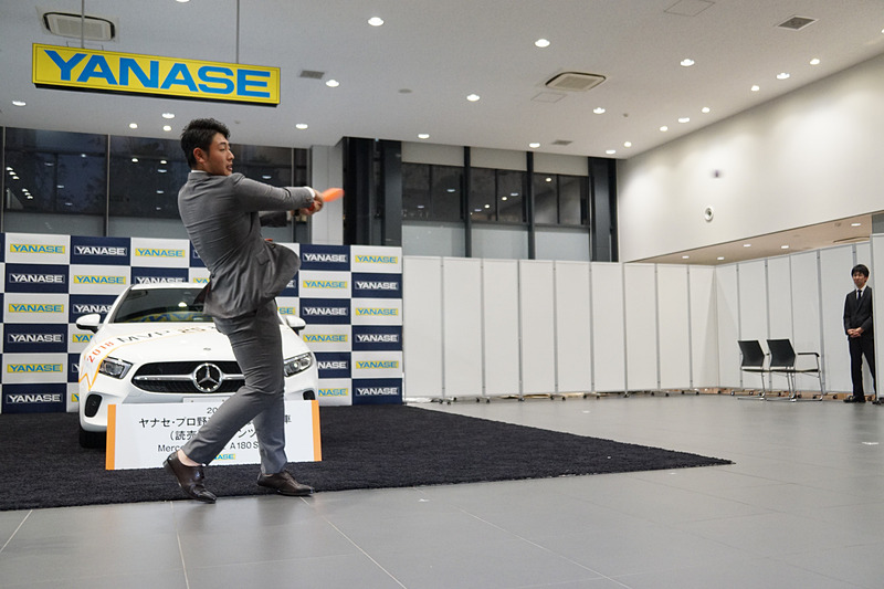 最後の投球を豪快なスイングを披露して見事ホームランで打ち返した