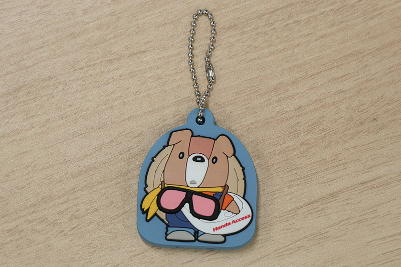 縦にスリットが入ってキーカバーとしても使えるソフト素材のキーホルダー